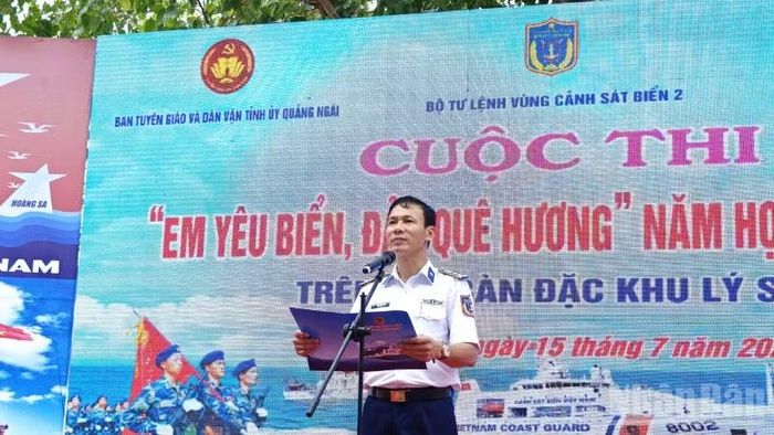 Đại tá Trần Hồng Quế, Phó Chính ủy Bộ Tư lệnh Vùng Cảnh sát biển 2, phát biểu tại chương trình.