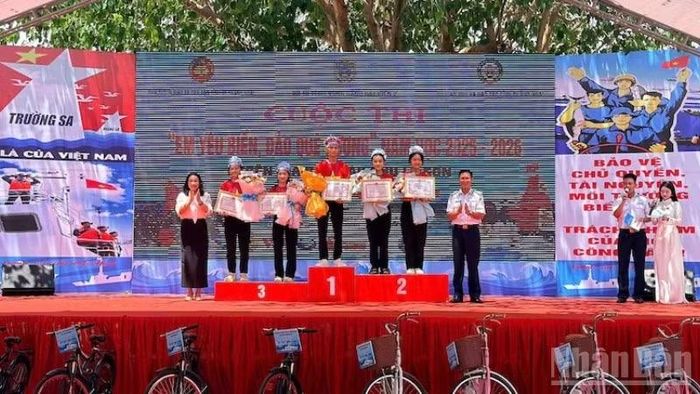 Ban tổ chức tặng bằng khen cho các em học sinh xuất sắc của Cuộc thi.