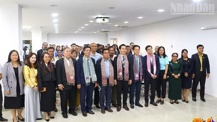 Các đại biểu cùng nhau chụp ảnh lưu niệm. (Ảnh: HUY VŨ)