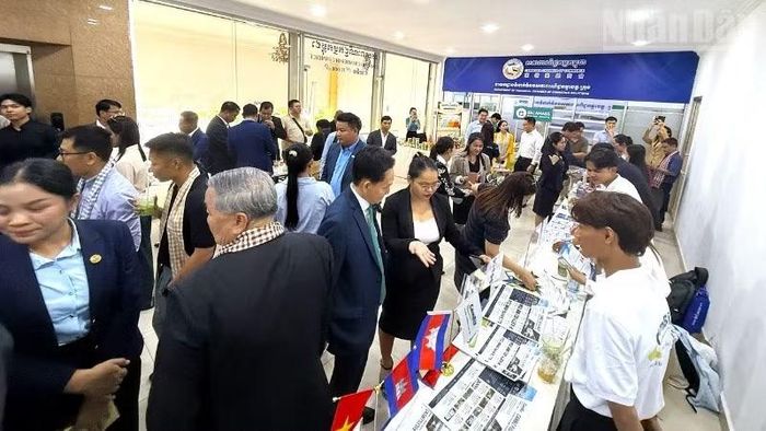 Khách mời thăm các gian hàng trưng bày sản phẩm của Việt Nam và Campuchia tại sự kiện. (Ảnh: HUY VŨ)