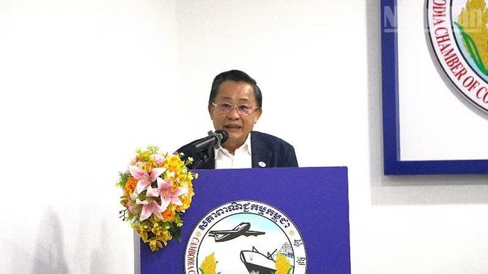 Chủ tịch Hiệp hội Doanh nghiệp Việt Nam-Campuchia Oknha Leng Rithy nêu ra một số đề xuất đáng chú ý trong buổi hội thảo. (Ảnh: HUY VŨ)