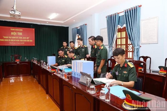 Chấm điểm thi hệ thống hồ sơ sổ sách công tác doanh trại của đơn vị.