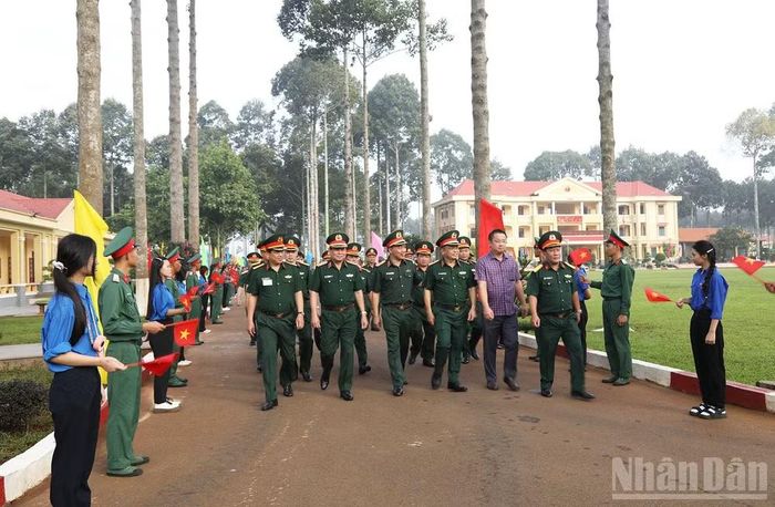 Đại biểu tham quan doanh trại Trung đoàn bộ binh 88, Sư đoàn 302 (Quân khu 7).