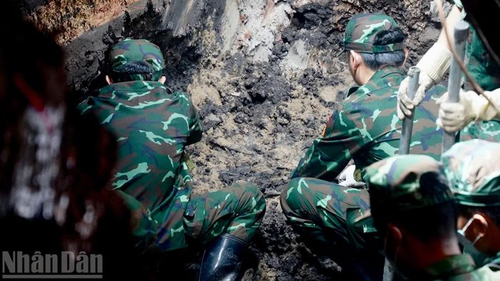 Các tổ công tác thuộc Bộ Tư lệnh Thành phố được chia thành nhiều mũi để mở rộng phạm vi đào tìm kiếm.