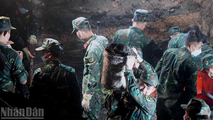 Khối lượng đất đào bóc tách được đưa ra bên ngoài.
