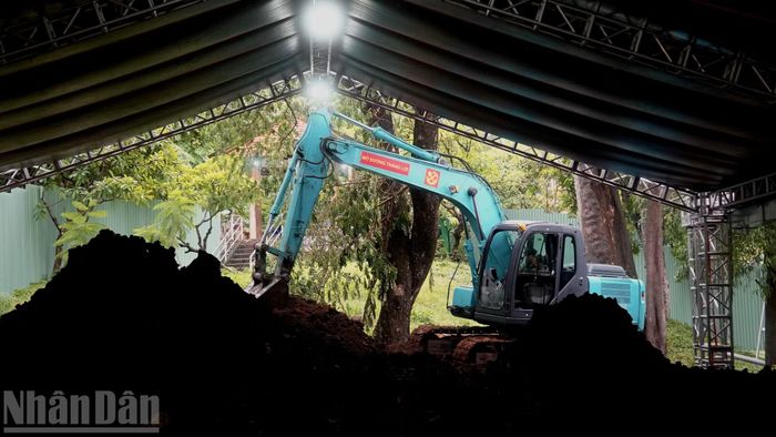  Theo kế hoạch, ngày 16/7, lực lượng tìm kiếm tiếp tục mở rộng phạm vi khai quật về hướng tiếp giáp khu vực nhà bia tưởng niệm liệt sĩ và cạnh hồ nước lớn trong Công viên Lê Thị Riêng. 