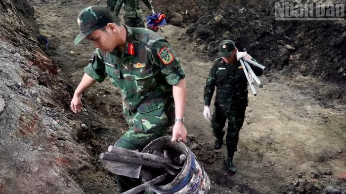 Lực lượng tìm kiếm kết thúc một ngày làm nhiệm vụ khi trời đã tối.