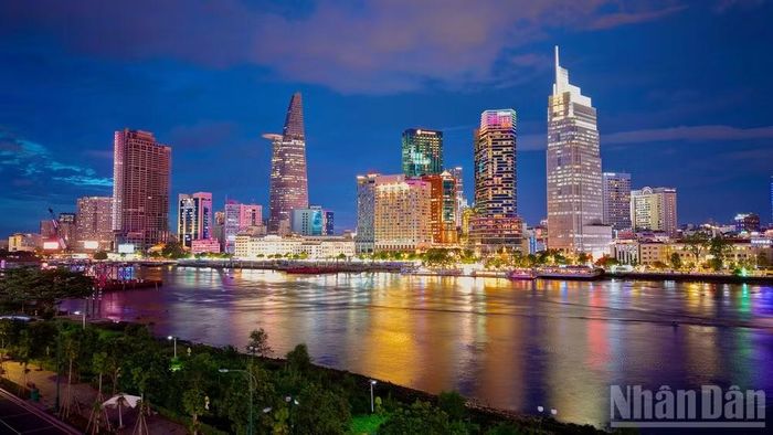Các cao ốc văn phòng ở Thành phố đang được định hướng xây dựng, cải tạo theo hướng công trình xanh bởi với chứng nhận này, các tập đoàn nước ngoài sẵn sàng trả mức giá thuê cao hơn cho các tòa nhà đáp ứng những tiêu chuẩn làm việc của họ.