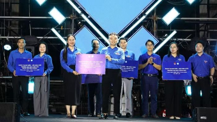 Đoàn Thanh niên, Hội Sinh viên các trường thành viên của Đại học Thái Nguyên trao biểu trưng hỗ trợ công trình thanh niên cho các xã, phường. (Ảnh: TUẤN SƠN)