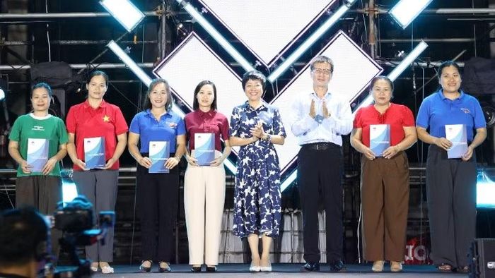 Trao quà tặng tri ân các cô giáo nỗ lực vượt khó, cống hiến cho sự nghiệp giáo dục. (Ảnh: TUẤN SƠN)