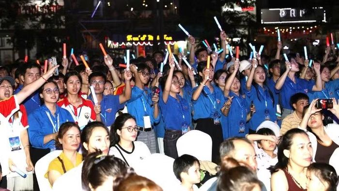 Các bạn sinh viên "cháy" hết mình hưởng ứng các tiết mục văn nghệ. (Ảnh: TUẤN SƠN)