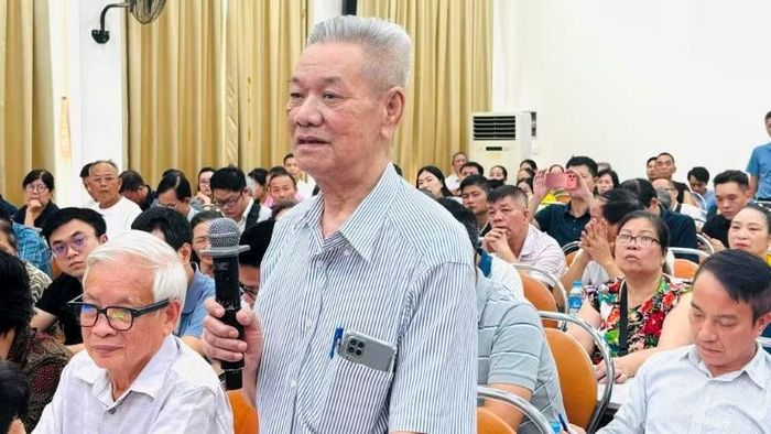 Người dân tham gia ý kiến tại hội nghị.
