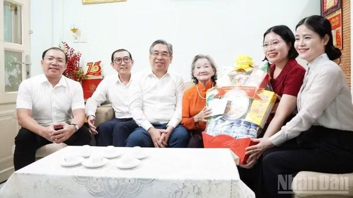Đồng chí Nguyễn Phước Lộc và đoàn đã tới thăm, tặng quà Mẹ Việt Nam Anh hùng Nguyễn Thị Ty.