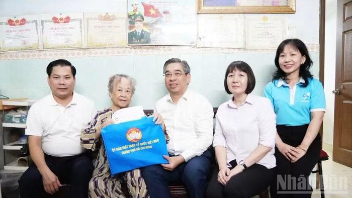 Đồng chí Nguyễn Phước Lộc và đoàn đã tới thăm, tặng quà Mẹ Việt Nam Anh hùng Nguyễn Thị Hữu Tài.