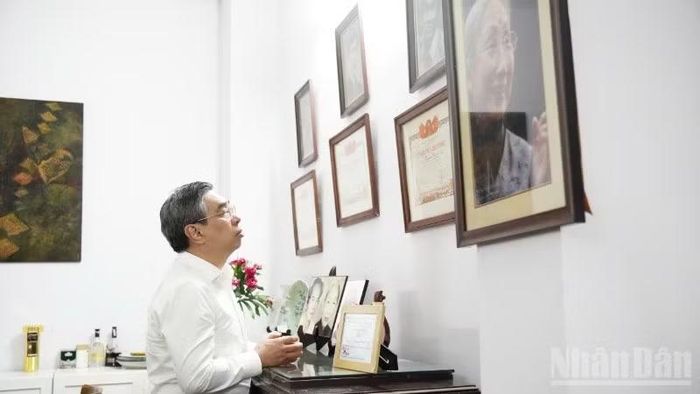 Đồng chí Nguyễn Phước Lộc và đoàn đã tới thắp hương tưởng niệm, tri ân Mẹ Việt Nam Anh hùng Bùi Thị Mè.