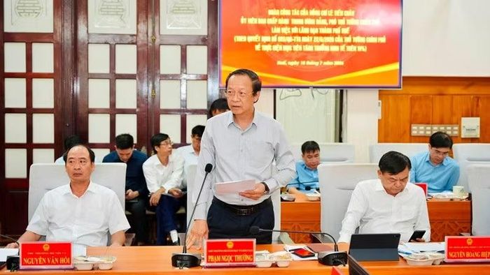 Thứ trưởng Giáo dục và Đào tạo Phạm Ngọc Thưởng phát biểu tại buổi làm việc.
