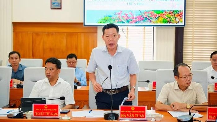 Phó Chủ tịch Ủy ban nhân dân thành phố Hà Văn Tuấn phát biểu ý kiến chung quanh việc duy trì đà tăng trưởng của thành phố trong sáu tháng đầu năm.