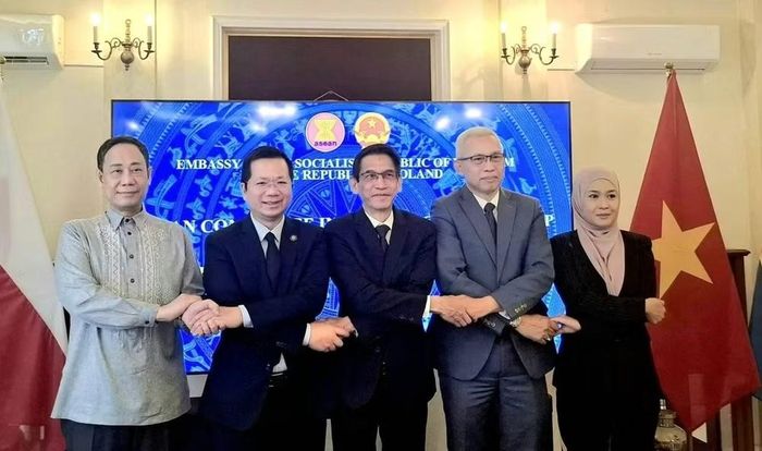 Đại sứ Hà Hoàng Hải (thứ 2 từ trái qua) chụp ảnh kỷ niệm cùng Đại sứ, Trưởng cơ quan đại diện các nước Indonesia, Thái Lan, Philippines và Malaysia tại Ba Lan. (Ảnh: Đại sứ quán Việt Nam tại Ba Lan cung cấp)