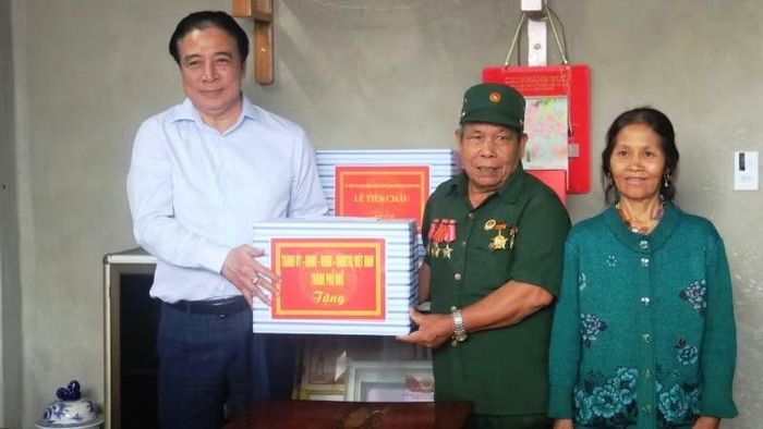 Dịp này, Chủ tịch Ủy ban nhân dân thành phố Huế Nguyễn Khắc Toàn cũng tặng quà của lãnh đạo thành phố cho gia đình ông Cường nhân kỷ niệm 79 năm Ngày Thương binh-Liệt sĩ (27/7/1947-27/7/2026).
