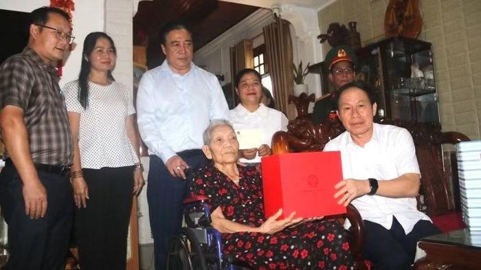 Phó Thủ tướng Lê Tiến Châu cùng lãnh đạo thành phố và các bộ, ngành tặng quà Nữ Anh hùng Lực lượng vũ trang nhân dân Kăn Lịch.