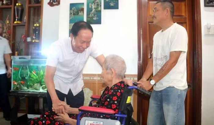 Phó Thủ tướng Lê Tiến Châu đến thăm hỏi và tặng quà nữ Anh hùng Lực lượng vũ trang nhân dân Kăn Lịch (sinh năm 1943), tại xã A Lưới 2.