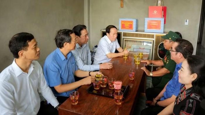Phó Thủ tướng Lê Tiến Châu cùng Đoàn công tác đến thăm, động viên bệnh binh Hồ Văn Cường, bị suy giảm khả năng lao động 61% tại xã A Lưới 3.