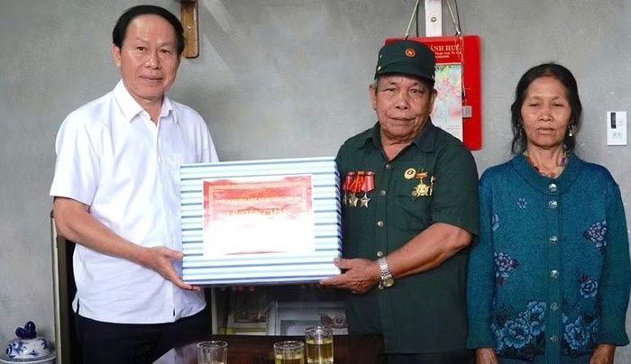 Phó Thủ tướng Lê Tiến Châu tặng quà cho gia đình ông Hồ Văn Cường.