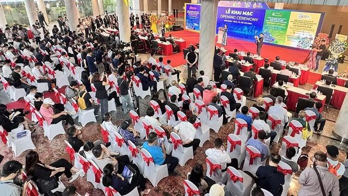 Quang cảnh lễ khai mạc các triển lãm.