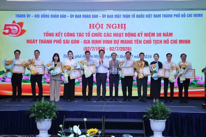 Các tập thể được khen thưởng trong chuỗi hoạt động kỷ niệm 50 năm Ngày Thành phố Sài Gòn-Gia Định vinh dự mang tên Chủ tịch Hồ Chí Minh.