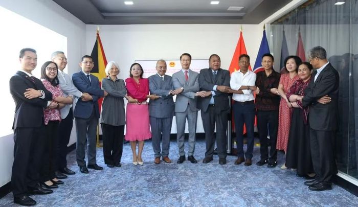 Các đại biểu tham dự buổi lễ chụp ảnh kỷ niệm. (Ảnh: Đại sứ quán Việt Nam tại tại Timor-Leste cung cấp)