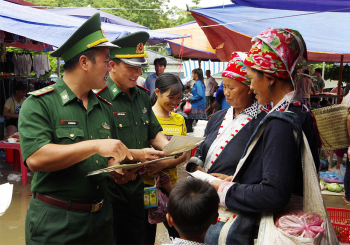 Cán bộ Đồn Biên phòng Trịnh Tường, Ban chỉ huy Bộ đội Biên phòng, Bộ CHQS tỉnh Lào Cai tuyên truyền pháp luật cho bà con trên địa bàn. Ảnh: HỮU ĐỨC