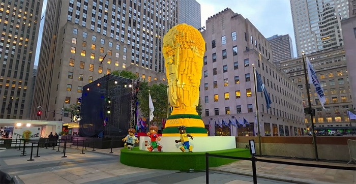 Chiếc cúp World Cup khổng lồ được trưng bày tại New York.