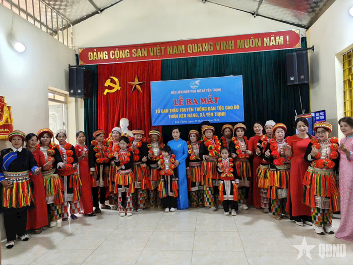 Các thành viên Tổ đan thêu truyền thống dân tộc Dao đỏ thôn Kéo Nàng và người dân trong lễ ra mắt.