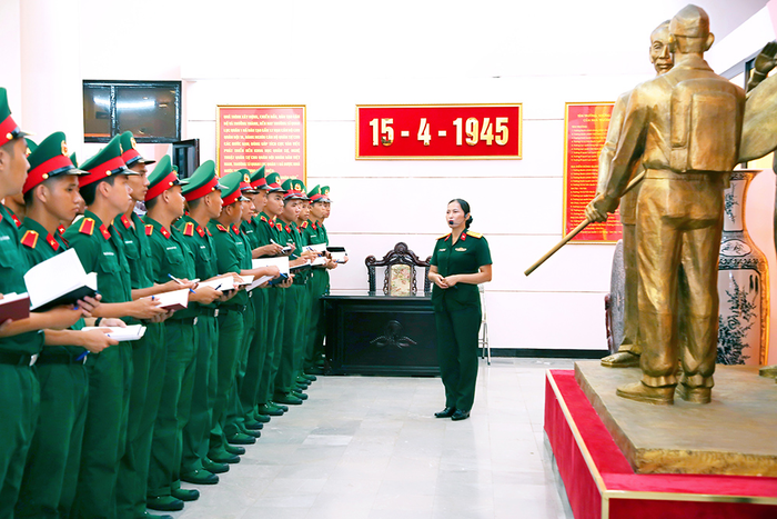 Học viên tham quan, nghe giới thiệu về truyền thống Trường Sĩ quan Lục quân 1. Ảnh: MINH ANH 
