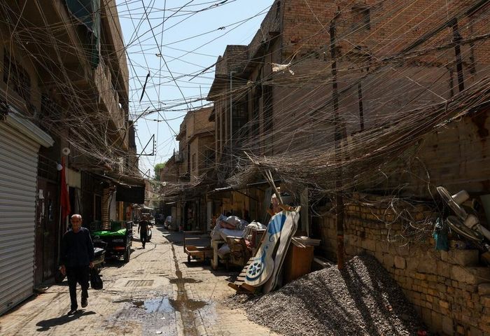 Một con phố cũ ở Baghdad, Iraq với mạng lưới dây điện chằng chịt như mạng nhện, tháng 9-2025. Ảnh: Reuters 