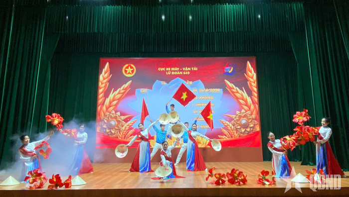 Tiết mục văn nghệ phụ họa cho nội dung tuyên truyền.