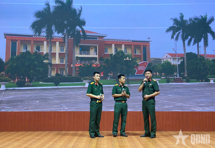 Tiểu phẩm tình huống về việc định hướng cho bộ đội khi tham gia các trang mạng xã hội.