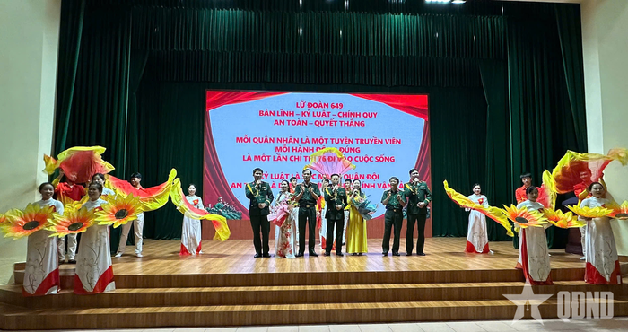 Chỉ huy Lữ đoàn 649 tặng hoa, giao lưu cùng các thành viên tham gia tọa đàm và đội tuyên truyền.
