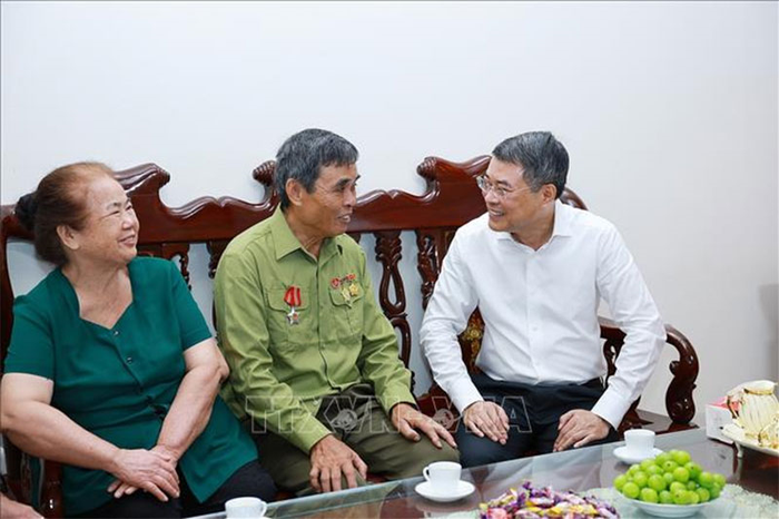  Thủ tướng Lê Minh Hưng thăm gia đình thương binh Vy Văn Nước, sinh sống tại khối 8, phường Đông Kinh. Ảnh: TTXVN 