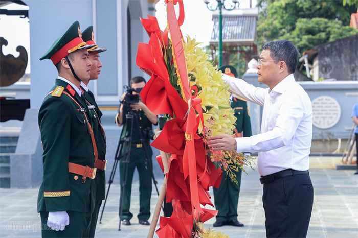 Thủ tướng Chính phủ Lê Minh Hưng dâng hoa tưởng niệm các anh hùng liệt sĩ tại Nghĩa trang Liệt sĩ Lạng Sơn. Ảnh: VGP