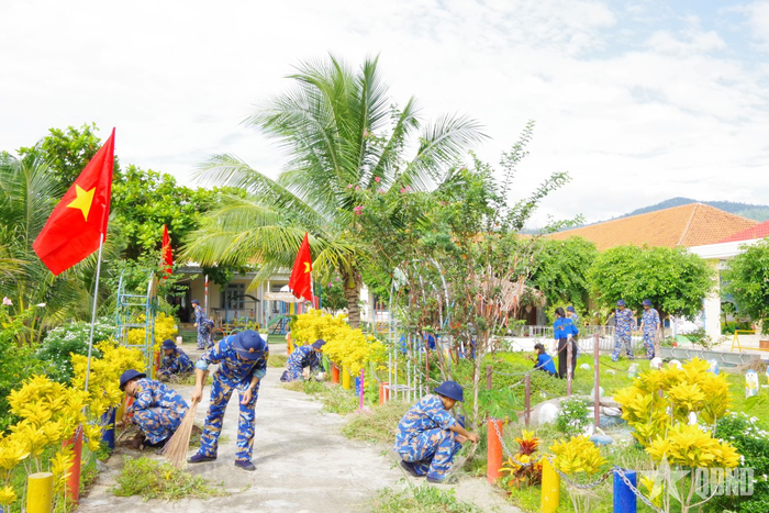 Tuổi trẻ Học viện Hải quân chung tay xây dựng cảnh quan môi trường tại Trường Mầm non Hoa Phượng.
