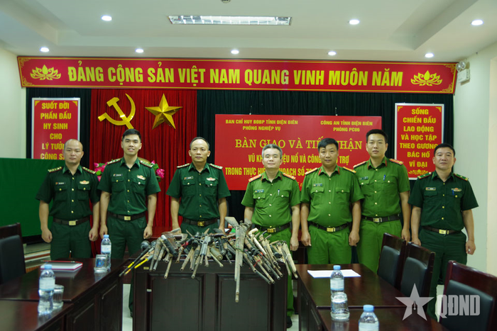 Hai đơn vị thực hiện công tác bàn giao, tiếp nhận vũ khí, vật liệu nổ và công cụ hỗ trợ. 