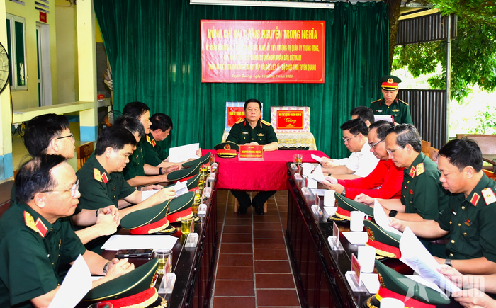 Đại tướng Nguyễn Trọng Nghĩa làm việc với Đội Tìm kiếm, quy tập hài cốt liệt sĩ, Bộ CHQS tỉnh Tuyên Quang. 