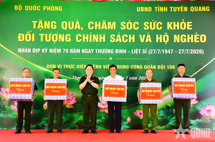  Đại tướng Nguyễn Trọng Nghĩa trao quà tặng các tập thể.