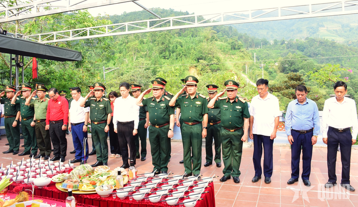Đại tướng Nguyễn Trọng Nghĩa cùng đoàn công tác dâng hoa, dâng hương tưởng niệm các anh hùng liệt sĩ tại Đền thờ các anh hùng liệt sĩ Mặt trận Vị Xuyên tại Điểm cao 468, xã Thanh Thủy, tỉnh Tuyên Quang. 