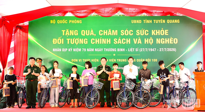  Đại tướng Nguyễn Trọng Nghĩa cùng đoàn công tác trao quà tặng các gia đình chính sách, hộ gia đình có hoàn cảnh khó khăn trên địa bàn, các học sinh nghèo vượt khó.