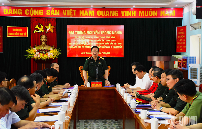 Đại tướng Nguyễn Trọng Nghĩa làm việc với Đồn Biên phòng Cửa khẩu Quốc tế Thanh Thủy.