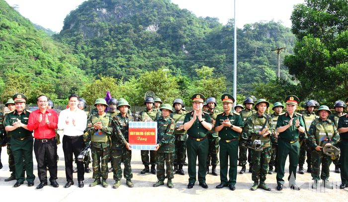 Đại tướng Nguyễn Trọng Nghĩa trao quà tặng lực lượng rà phá bom mìn của Tổng công ty 319 tại tỉnh Tuyên Quang. 
