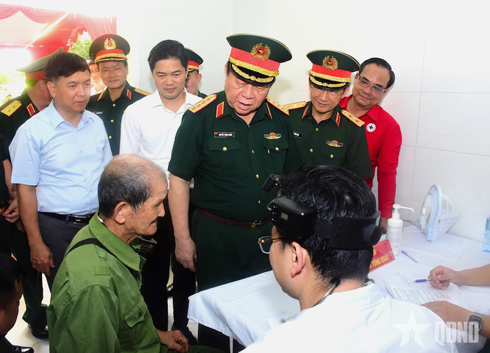 Đại tướng Nguyễn Trọng Nghĩa thăm hỏi, động viên bà con nhân dân đến khám bệnh. 