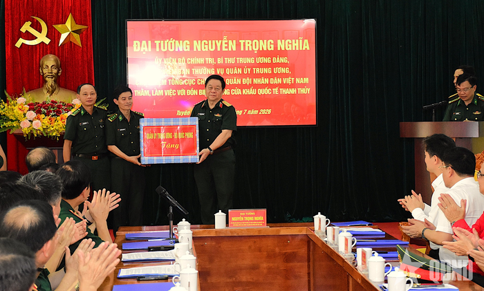Đại tướng Nguyễn Trọng Nghĩa trao quà tặng Đồn Biên phòng Cửa khẩu Quốc tế Thanh Thủy. 
